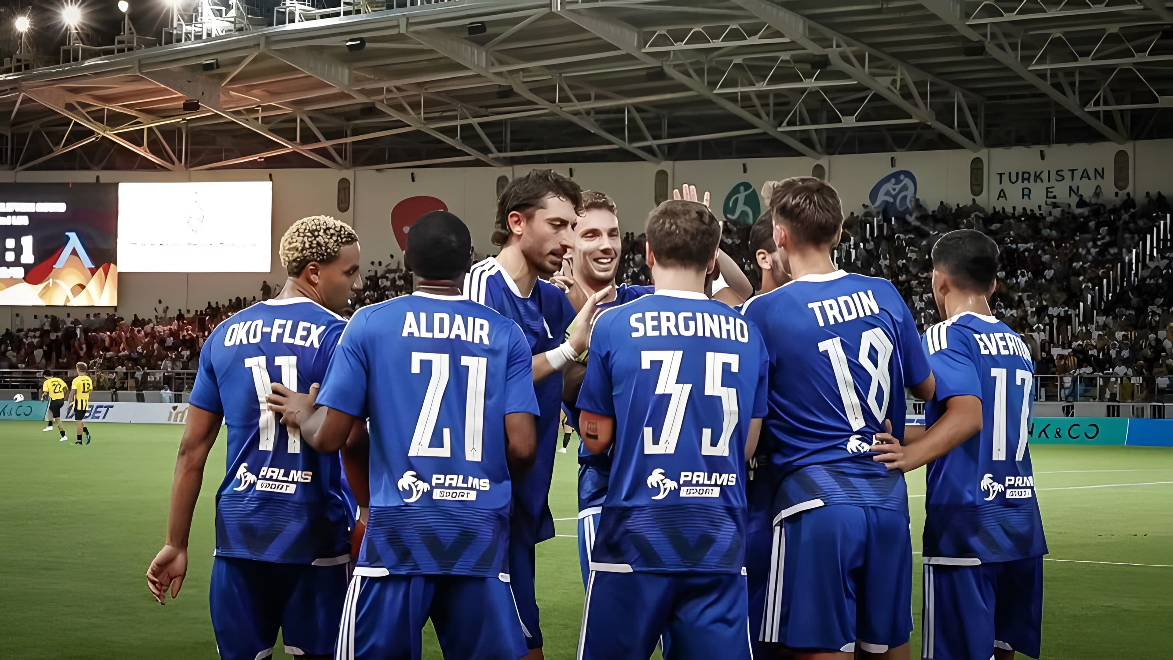 Spelers van Levski Sofia vieren een doelpunt
